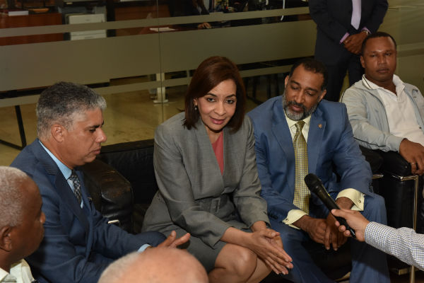 La consultora jurídica del BCRD, doctora Olga Morel, acompañada a su izquierda por el contralor, José Manuel Taveras Lay, y a su derecha por el subgerente general, Frank Montaño, durante el encuentro con la comisión que reclama el pago de terrenos utilizados por la Barrick Gold que eran de la Rosario Dominicana. 