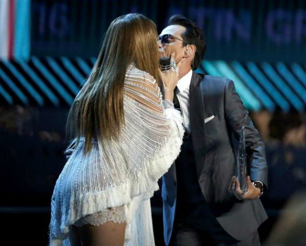 Los cantantes Jennifer Lopez (i) y Marc Anthony se dan un beso durante los premios Grammy Latino.