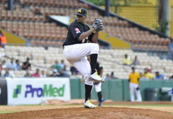 Roenis Elias realiza un pitcheo al pentágono durante su desempeño de ayer en que detuvo la ofensiva del Licey.