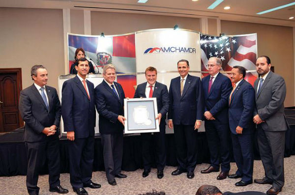 Reconocimiento. Directivos de la Cámara entregaron un reconocimeinto al embajador Brewster. En su disertación "Democracia: Palabras en Acción", dijo sentirse orgulloso del sólido sistema bipartidista que funciona bajo el equilibro de los tres poderes del Gobierno. Dijo que la esencia de la democracia la resume la frase de John Locke que tiene que ver con el "consentimiento del gobernado".