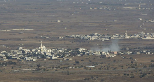 Vista de una columna de humo en la ciudad fronteriza siria de El hmidaiah, en una foto tomada desde los Altos del Golán, Israel hoy 19 de agosto de 2016. (EFE/Atef Safadi).