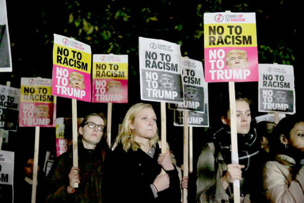 Londres. Varias personas muestran pancartas mientras participan en una manifestación de protesta contra el presidente electo Donald Trump, tras la victoria electoral de éste, frente a la Embajada de Estados Unidos en Londres, ayer.