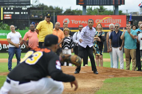 El congresista dominicano Adriano Espaillat al momento de realizar el primer pitcheo previo al partido que efectuaron Licey versus Águilas. El fue invitado de honor por parte de la directiva de las Aguilas Cibaeñas.