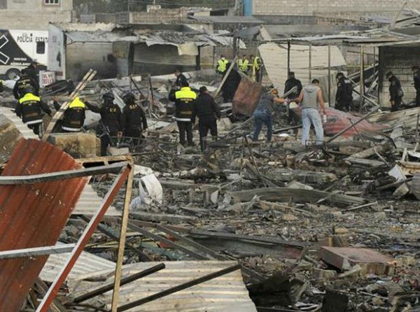 Bomberos mexicanos y miembros de Protección Civil trabajan ayer, martes 20 de diciembre de 2016, en la zona de una explosión registrada en un mercado de pirotecnia del municipio mexicano de Tultepec, en el Estado de México (México). EFE