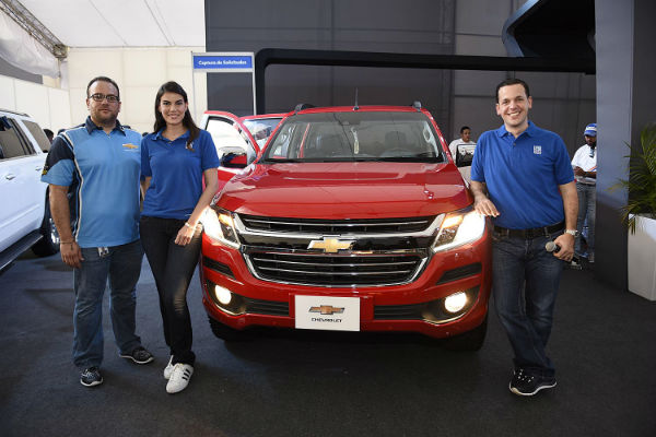  Ramón González, Marianne Cruz y Hugo Beras junto a la nueva Chevrolet Colorado