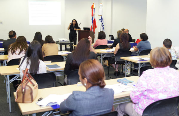 La especialista en marcas Patricia Gamboa Vilela de Perú,  En su intervención con los participantes  en la Reunión del Manual de Marca.