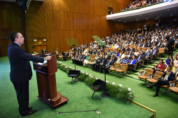 El gobernador del BCRD, Héctor Valdez Albizu, explica el significado de la nueva identidad visual.