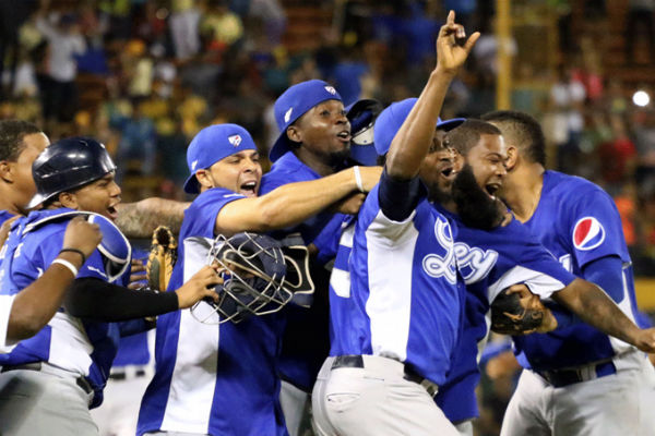 Jugadores de los Tigres del Licey celebran la corona número 22 del béisbol dominicano que logró anoche el equipo al vencer en el noveno y decisivo partido de la serie final a las Águilas Cibaeñas con marcador de 6 carreras por 2, en un partido disputado en el Estadio Cibao de Santiago. Licey ahora representará al país en la Serie del Caribe, que comienza el próximo miércoles en Culiacán, México.