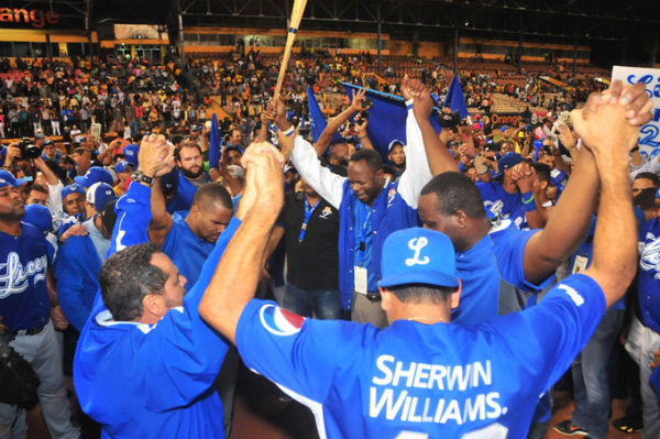 Jugadores y ejecutivos de los Tigres del Licey realizan una ceremonia para agradecer a Dios el haber ganado el título de campeón.