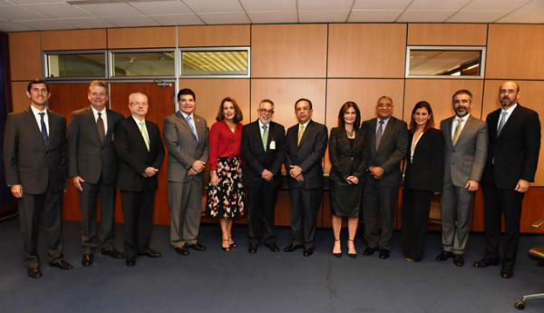  ENCUENTRO. Al centro el presidente de la AIRD, Campos De Moya y el gobernador del Banco Central, Héctor Valdez Albizu, acompañados de ejecutivos de ambas entidades. 