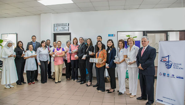 Miembros de Sanar Una Nación y representantes de las instituciones, mientras se realiza la entrega de medicamentos y alimentos fortificados.